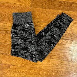 AYBL Evolve Seamless black/gray camo leggings slight scrunch